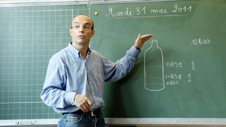 L'instituteur utilise les mathématiques pour expliquer les limites de l'accélération à ses élèves