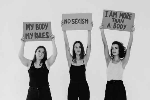 Photo de olia danilevich: https://www.pexels.com/fr-fr/photo/femmes-porter-feminisme-panneaux-de-signalisation-6592163/